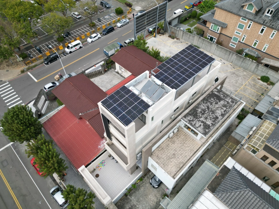 台中市北屯區透天別墅住宅15.17kW屋頂型太陽能案場實景圖2