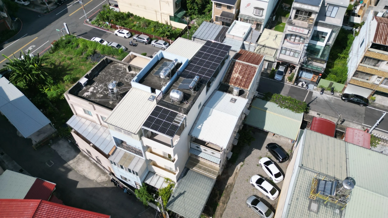 雲林斗六市透天住宅11.78kW屋頂型太陽能案場實景圖3