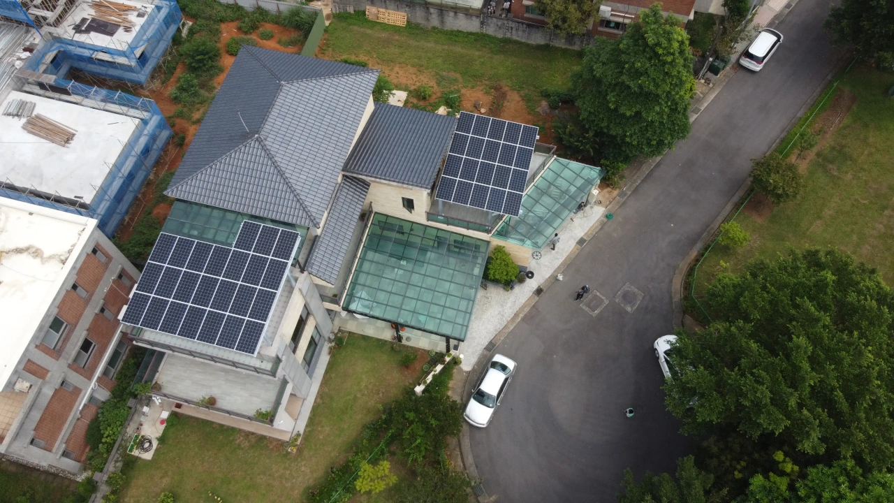 桃園龍潭區別墅14.52kW屋頂型太陽能案場實景圖3
