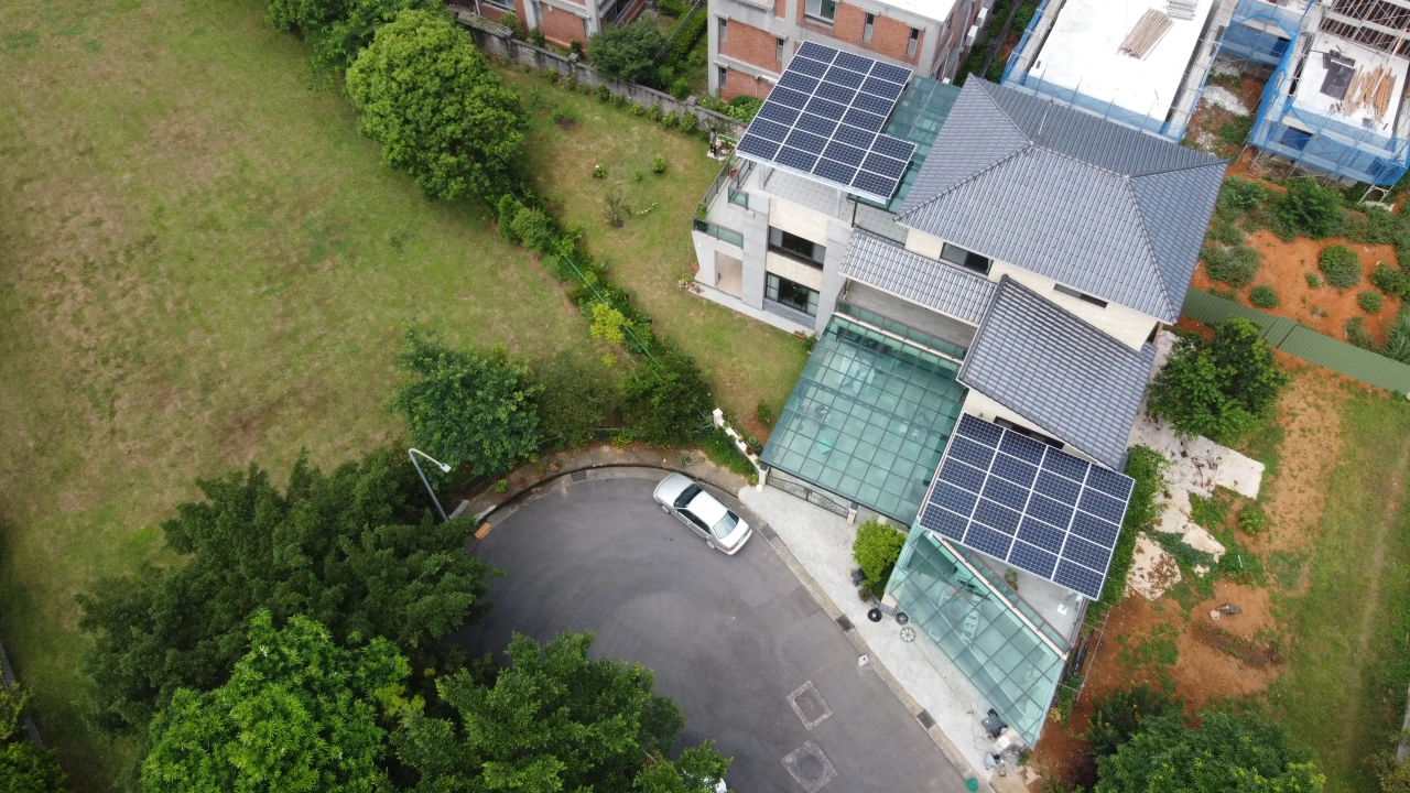 桃園龍潭區別墅14.52kW屋頂型太陽能案場實景圖4