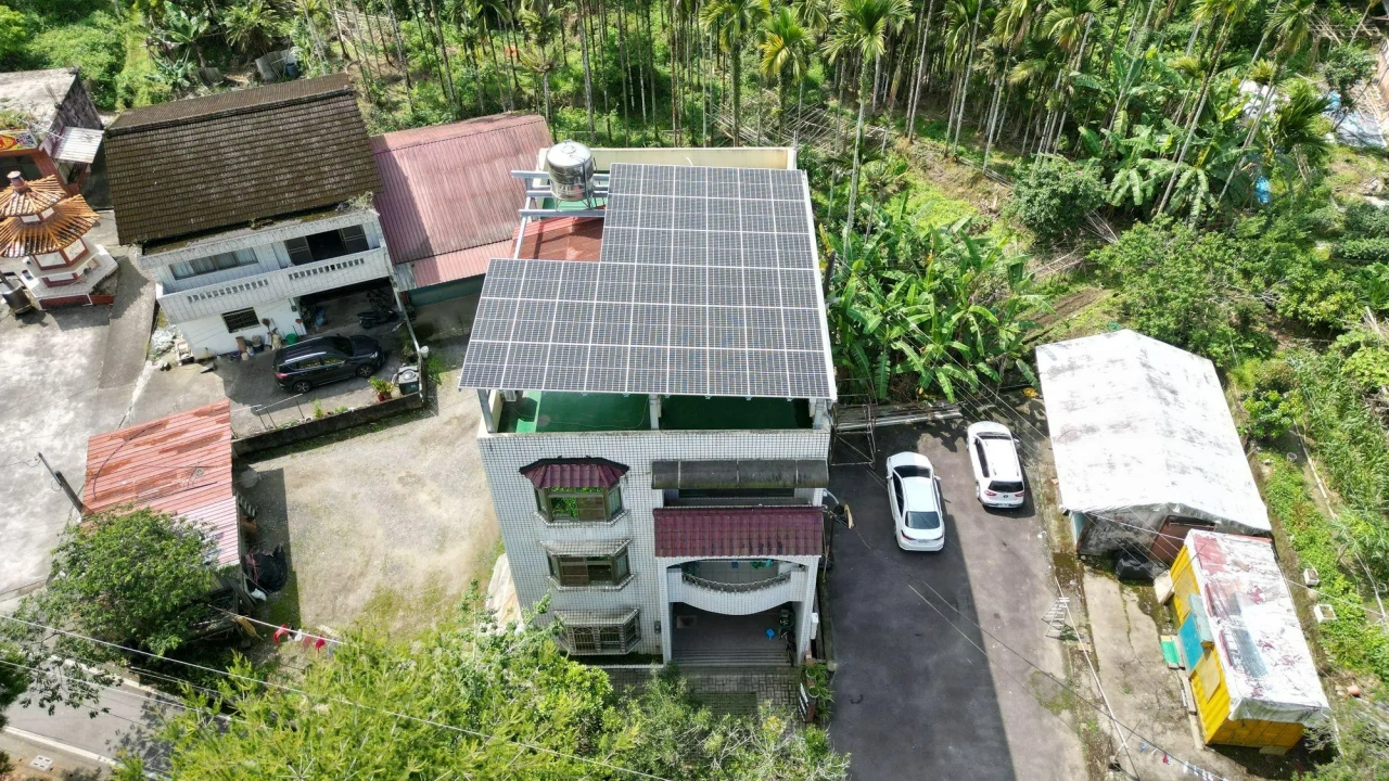 南投鹿谷鄉透天住宅17.1kW屋頂型太陽能案場實景圖2