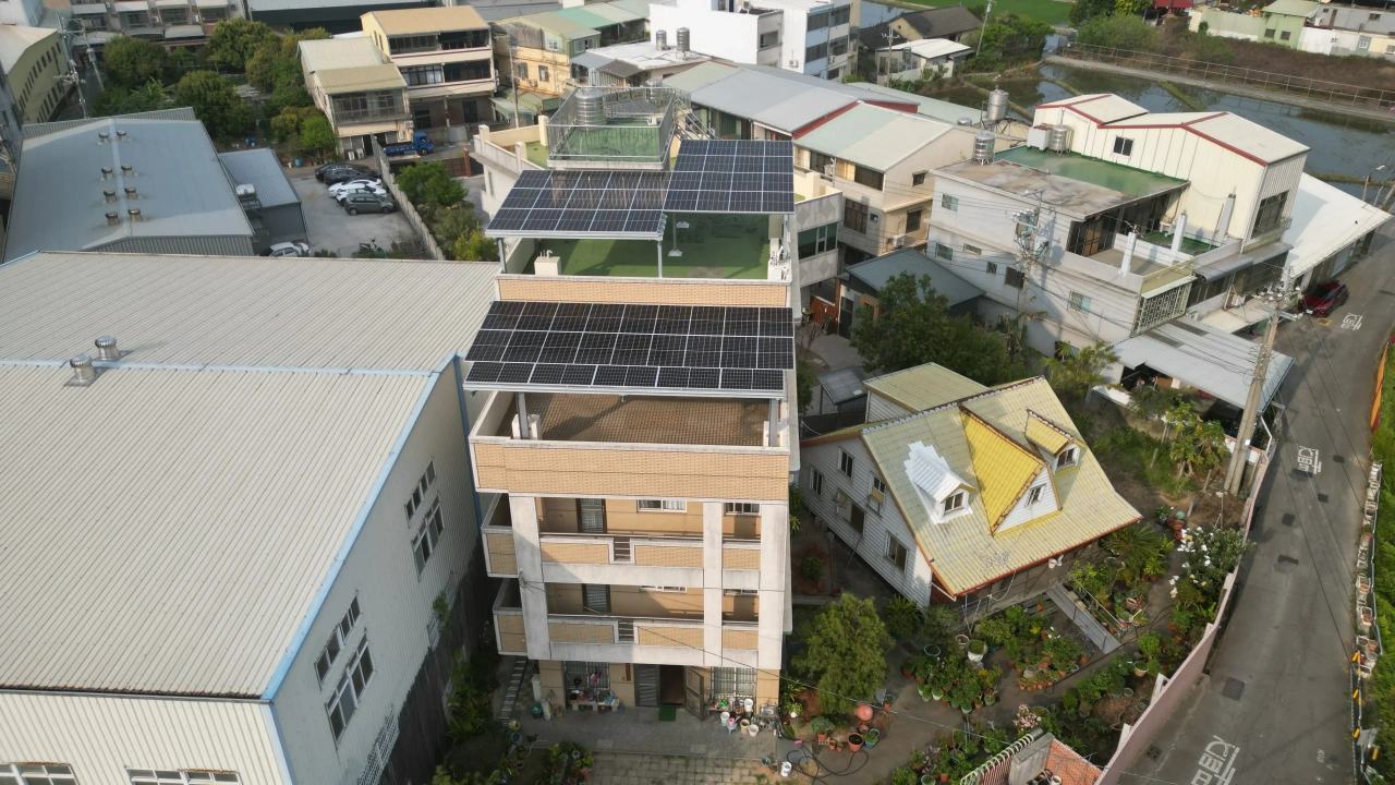 台中市神岡區透天別墅住宅19.98kW屋頂型太陽能案場實景圖3