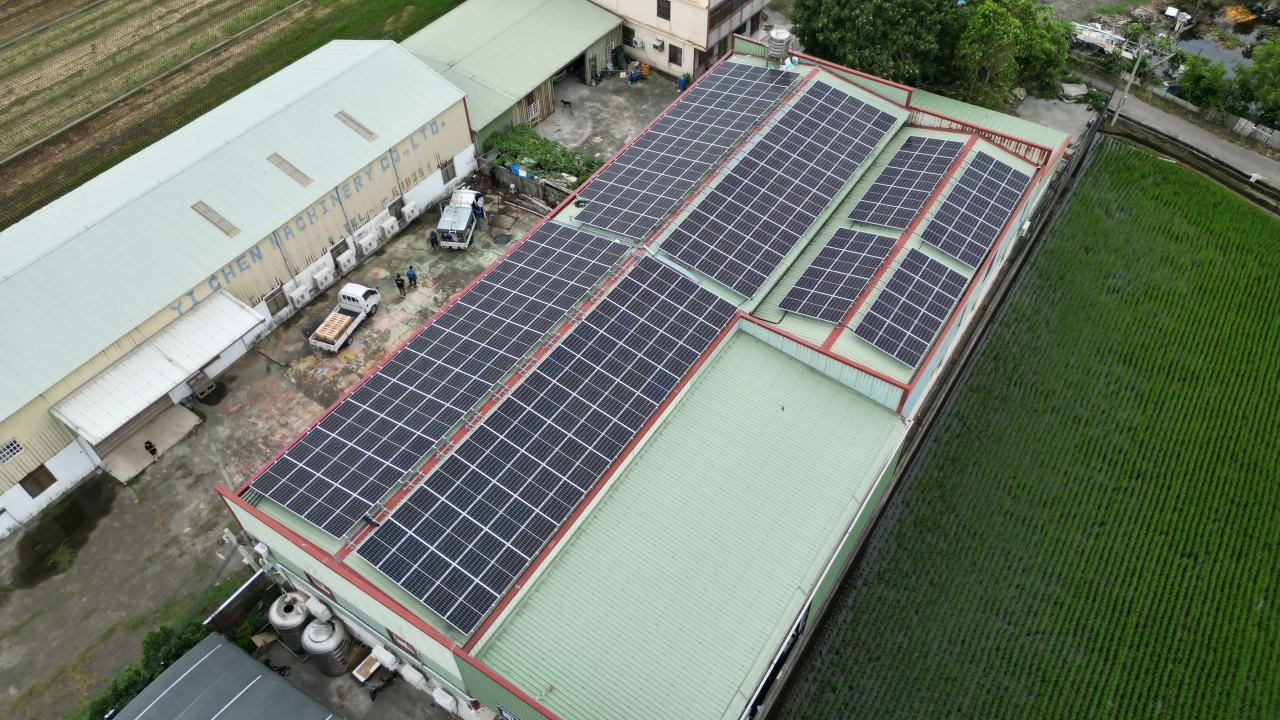 台中大肚特登工廠99.94kW屋頂型太陽能案場實景圖2