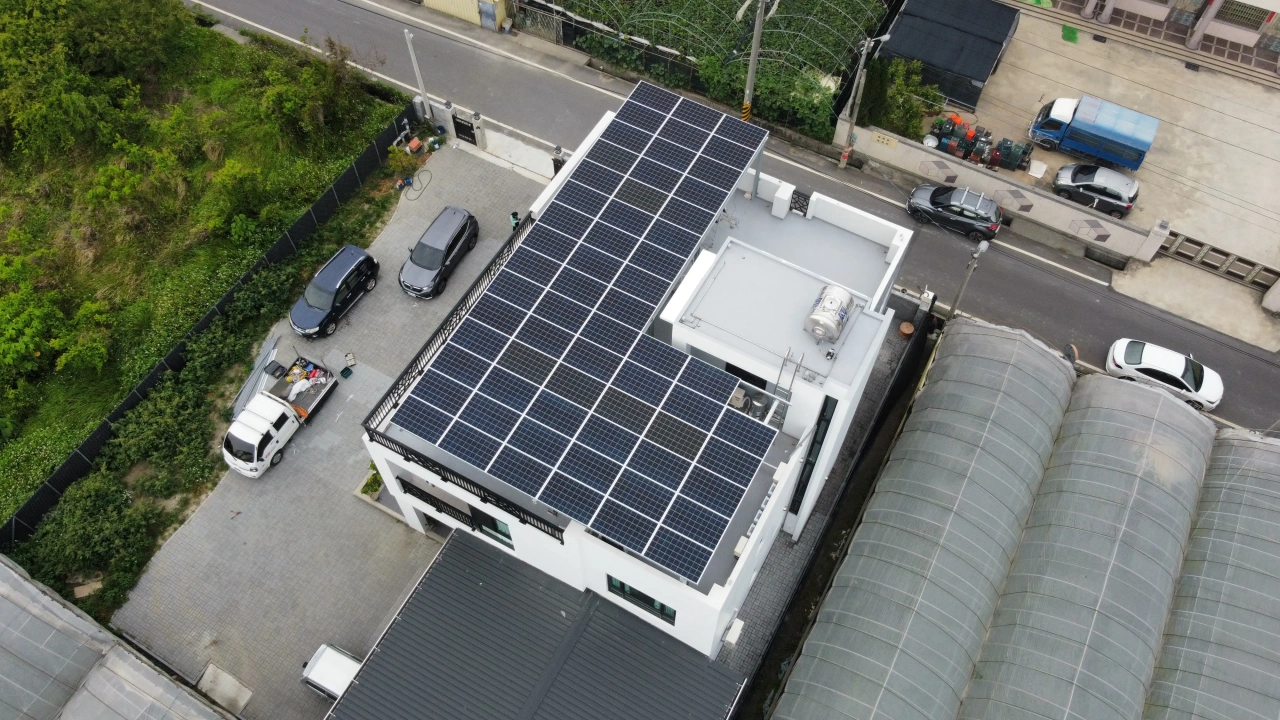 彰化溪湖別墅19.84kW屋頂型太陽能案場實景圖2