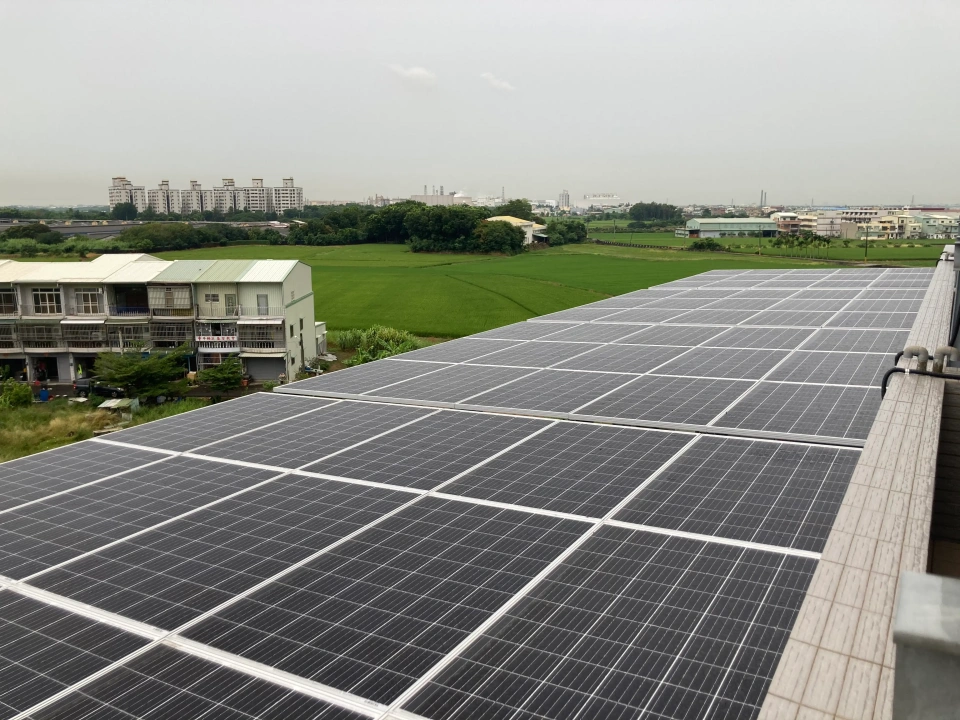嘉義新港社區透天住宅39.93kW屋頂型太陽能案場實景圖3