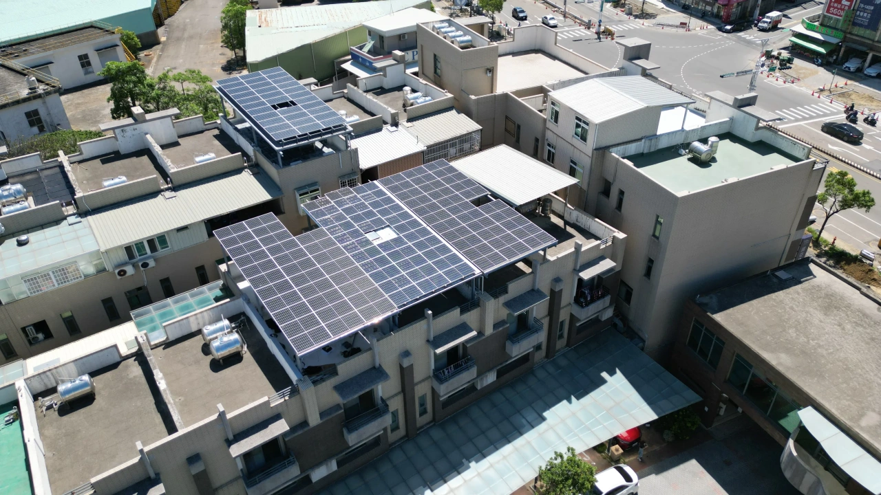 苗栗竹南社區四戶住宅合計43.57kW屋頂型太陽能案場實景圖3