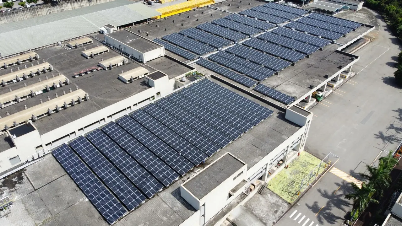 台中酒廠二期1037.88kW屋頂型太陽能案場實景圖2