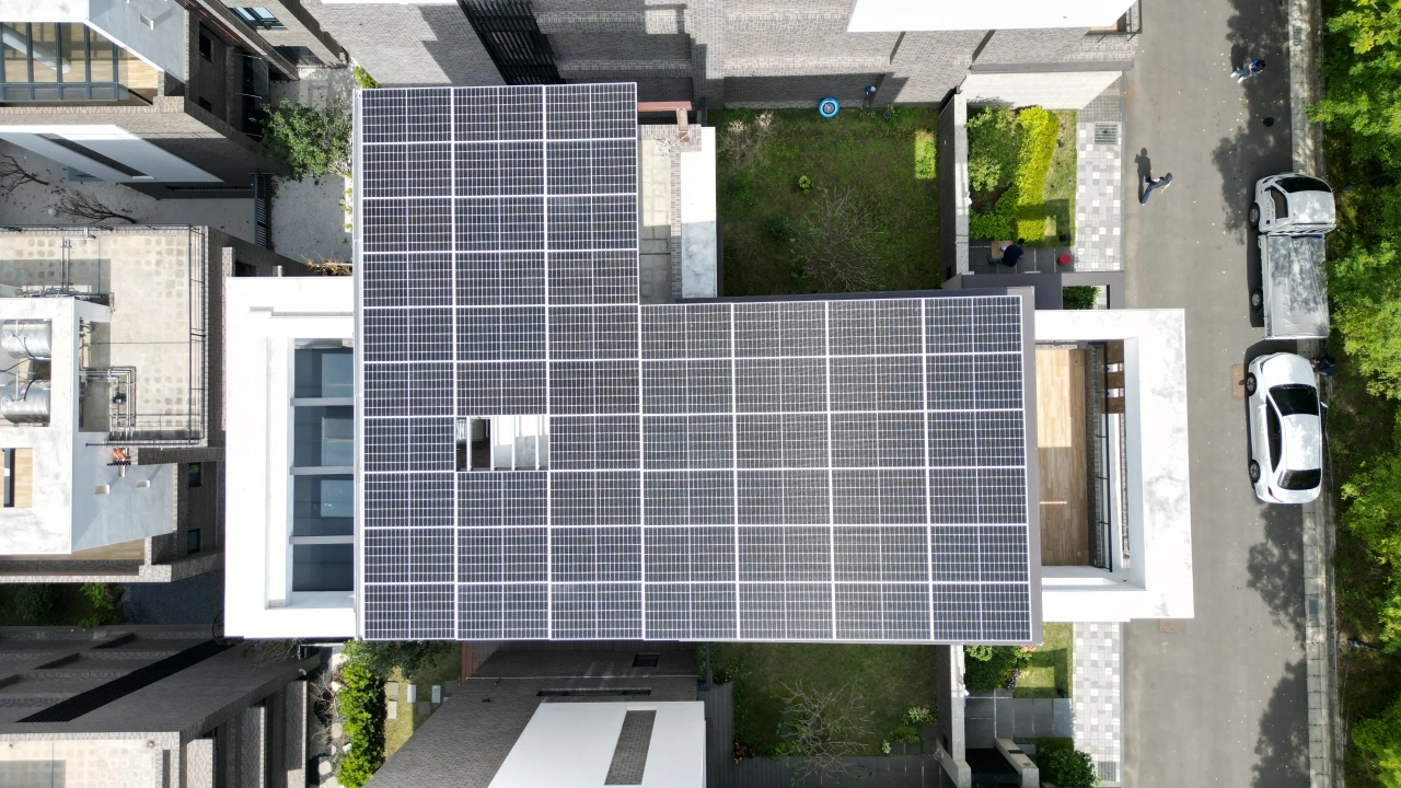 新竹市東區別墅19.875kW屋頂型太陽能案場實景圖3