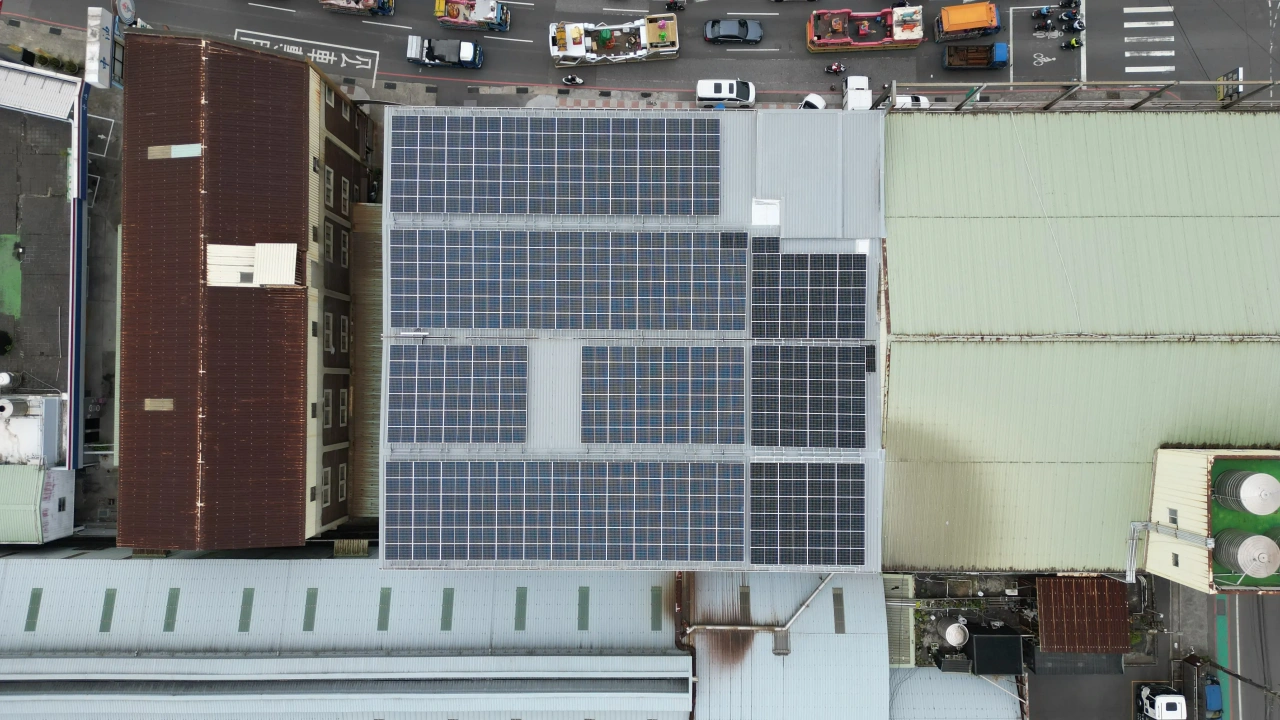 日也機械桃園林口倉儲屋頂126.62kW太陽能案場實景圖2