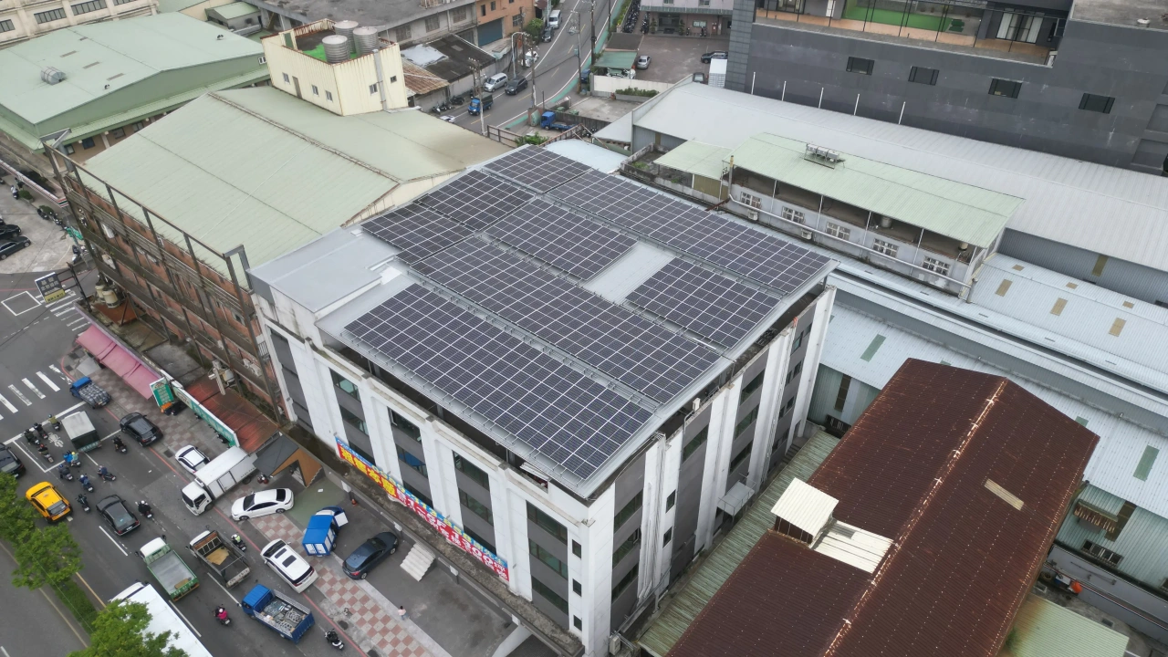 日也機械桃園林口倉儲屋頂126.62kW太陽能案場實景圖