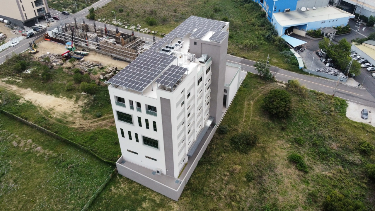 祥弘通商公司台中大肚倉儲屋頂90.56kW太陽能案場實景圖3