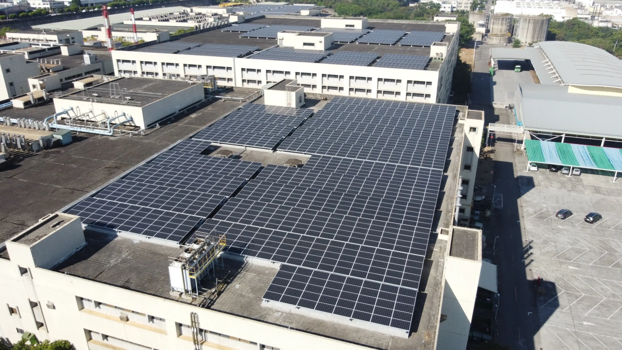 台中酒廠三期420.75kW屋頂型太陽能案場實景圖3