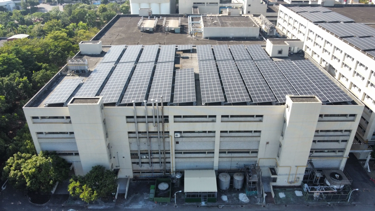 台中酒廠三期420.75kW屋頂型太陽能案場實景圖5
