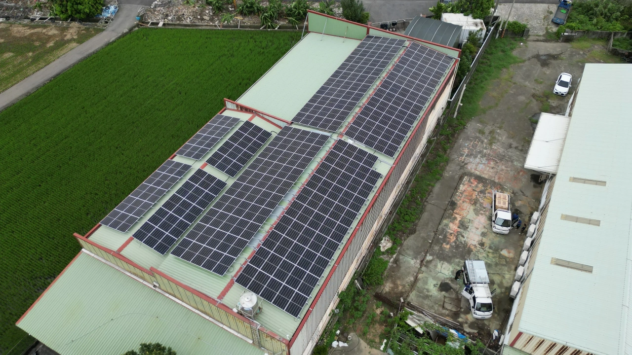 台中大肚特登工廠99.94kW屋頂型太陽能案場實景圖4