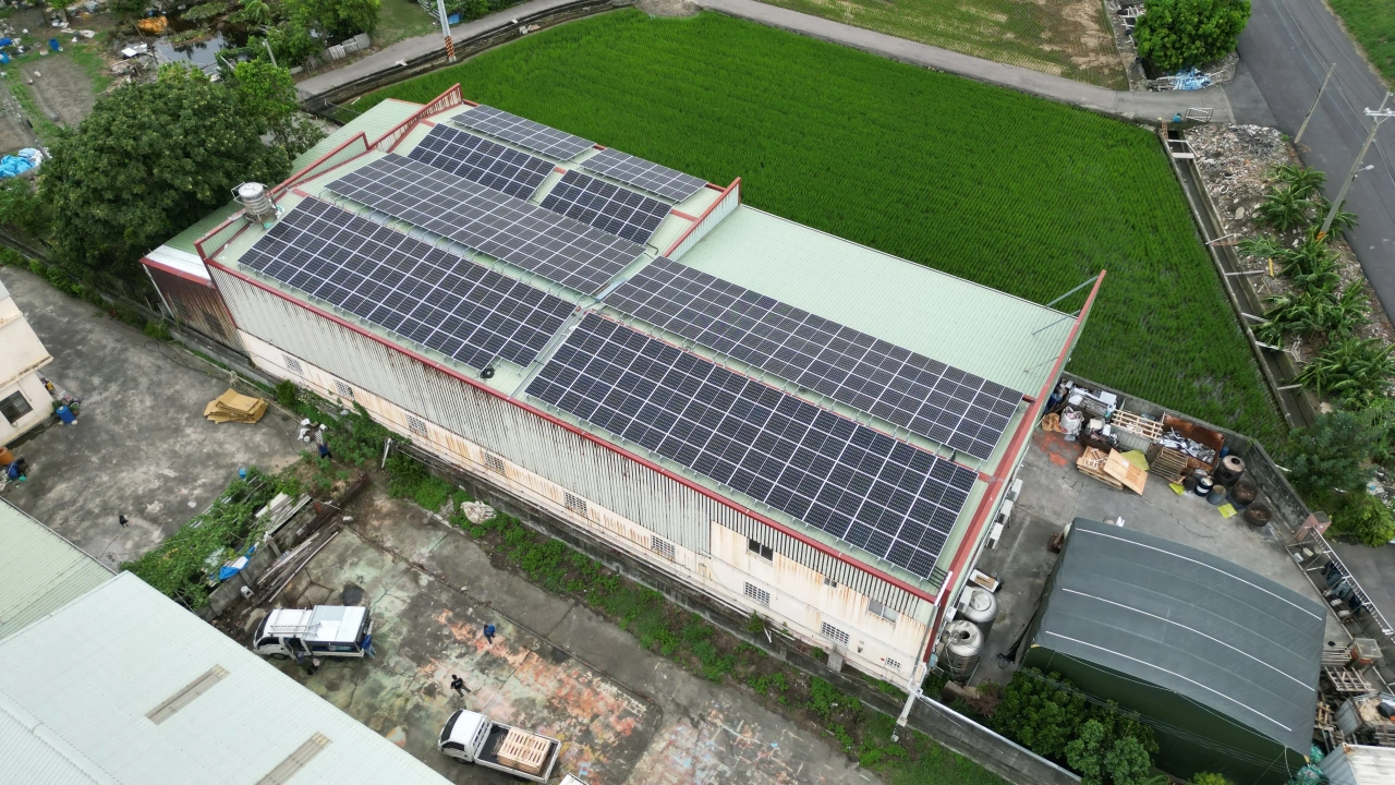 台中大肚特登工廠99.94kW屋頂型太陽能案場實景圖