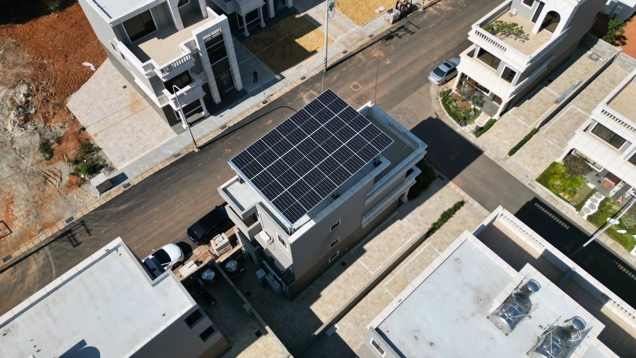 桃園楊梅雅典大地社區透天住宅9.66kW屋頂型太陽能案場實景圖2