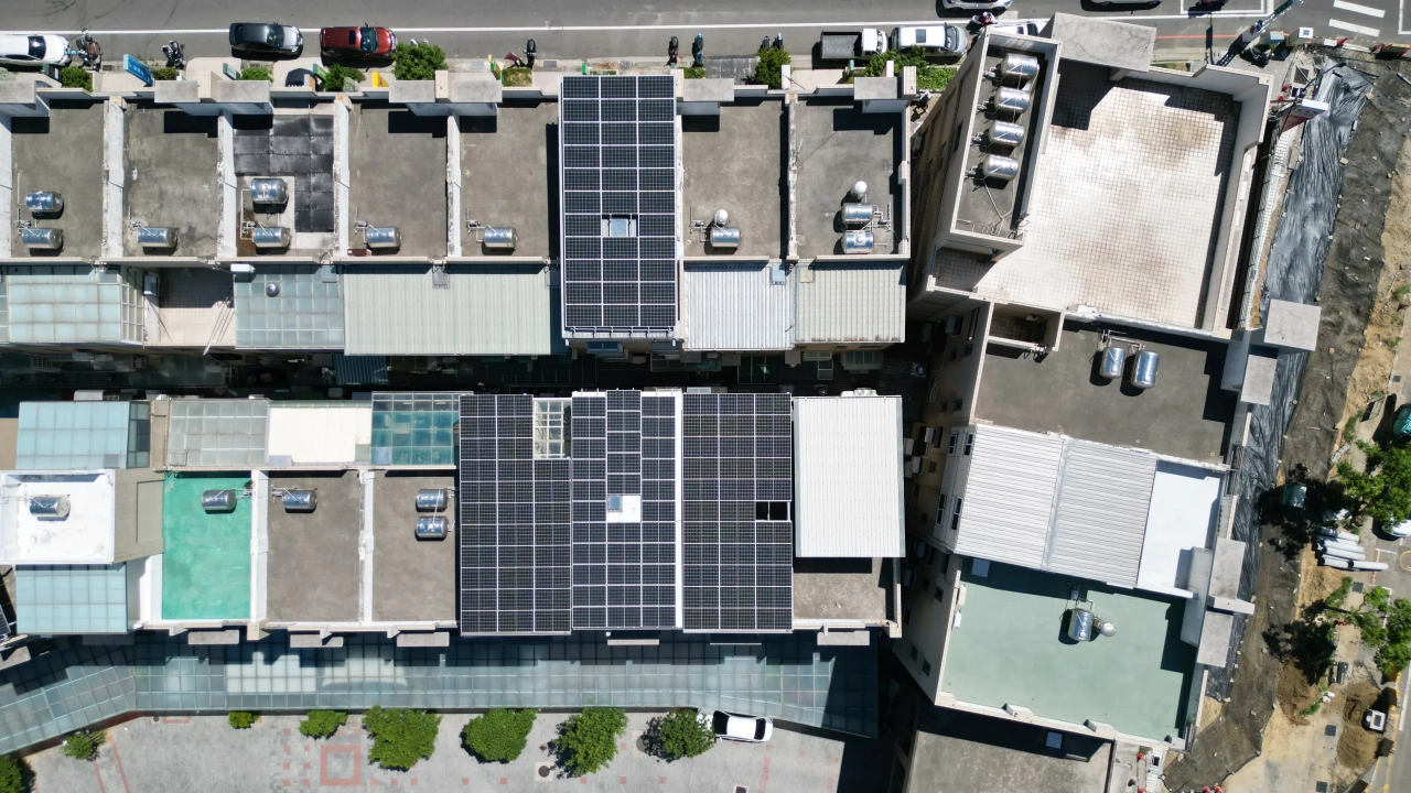 苗栗竹南社區四戶住宅合計43.57kW屋頂型太陽能案場實景圖4